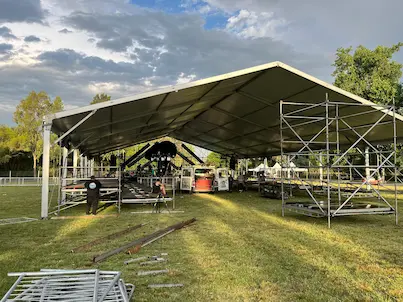 Escenario y estructura para evento masivo